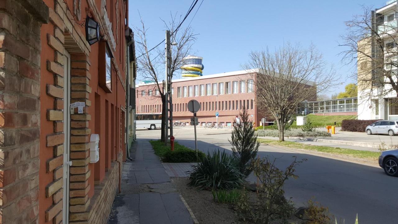 Aquarius Vendeghaz Hotel Szeged Exterior photo