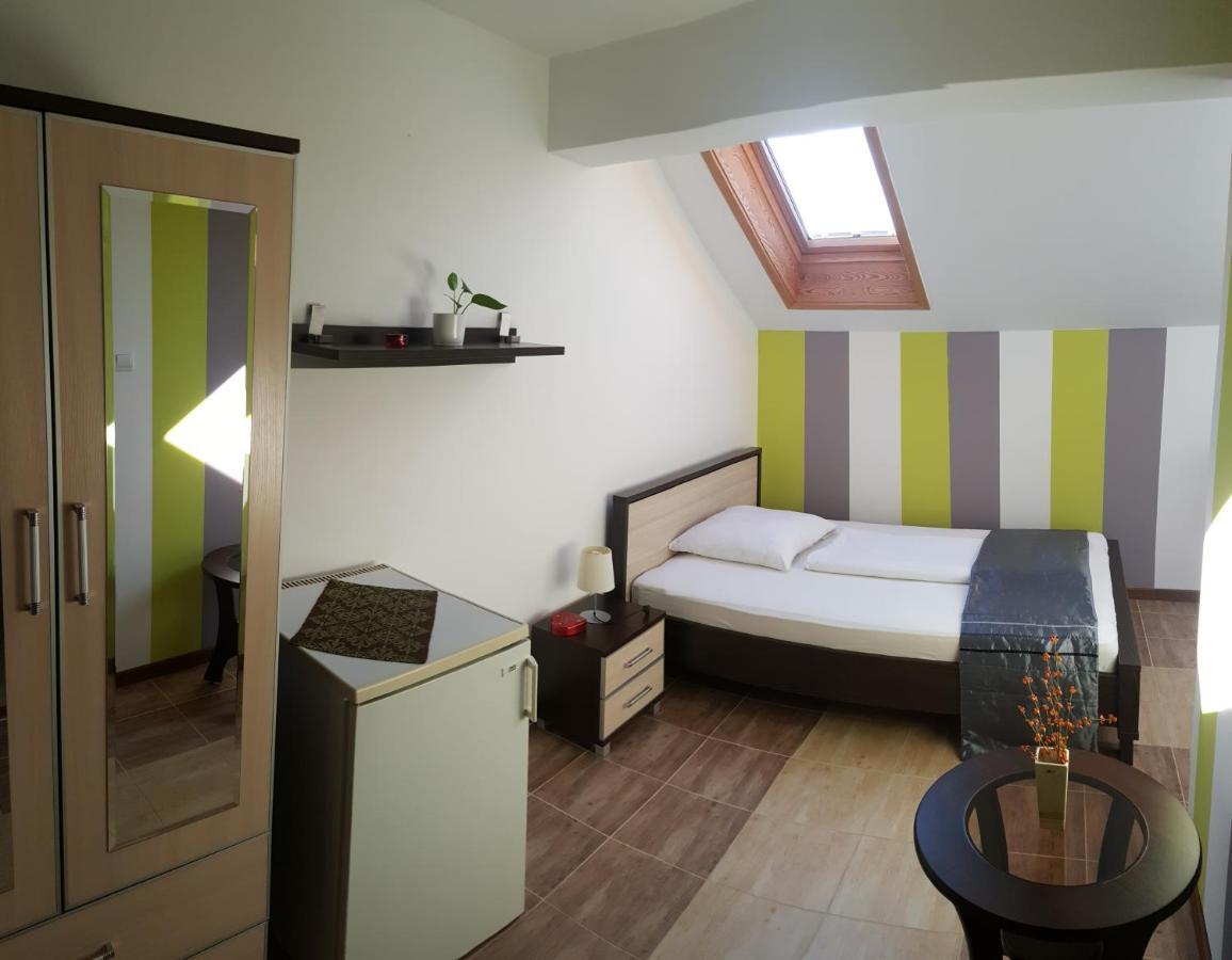 Aquarius Vendeghaz Hotel Szeged Exterior photo